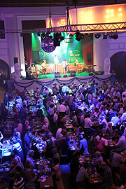 "Frühstart" hieß es schon am 15.09. am Vorabend der Wiesn - und der Saal war voll (©Foto. MartiN Schmitz)